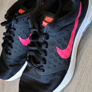 Women's black Nike shoes size 7
